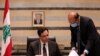 Menteri Kesehatan Lebanon, Hamad Hasan (kanan) berbicara dengan Perdana Menteri Lebanon Hassan Diab dalam pertemuan kabinet di istana pemerintah di Beirut, Lebanon, 10 Agustus 2020. (REUTERS / Mohamed Azakir).