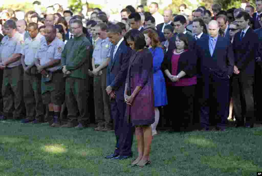 미국 워싱턴 백악관에서 9.11 테러 11주년을 맞아 희생자들을 위해 묵념하는 바락 오바마 대통령 부부와 백악관 직원들.