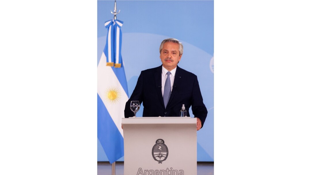 Presiden Argentina Alberto Fernandez menyampaikan pesan yang direkam dari Casa Rosada di Buenos Aires pada 20 Mei 2021. (ESTEBAN COLLAZO / Argentinian Presidency / AFP)