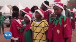 Au Togo, le village du Père Noël ravit les enfants