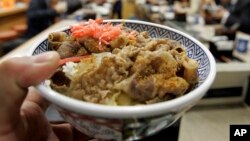 "Gyudon," atau hidangan nasi dengan daging sapi Amerika, ditampilkan di restoran rantai makanan cepat saji Jepang Yoshinoya D&C Co. di Tokyo. (Foto: AP)