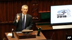 Sekjen NATO Jens Stoltenberg berbicara di hadapan Majelis Parlemen NATP di Warsawa, Polandia, Senin, 28 Mei 2018. (Foto: dok).