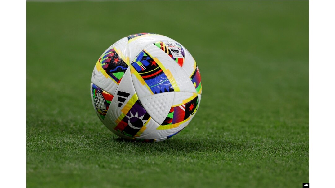 Bola FIFA terlihat di lapangan sebelum pertandingan sepak bola MLS, Sabtu, 24 Februari 2024, di Houston. (Foto: AP/Matt Patterson)