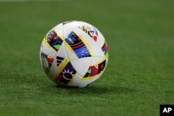 Bola FIFA terlihat di lapangan sebelum pertandingan sepak bola MLS, Sabtu, 24 Februari 2024, di Houston. (Foto: AP/Matt Patterson)