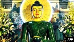 Tượng Phật Ngọc được đón mừng ở Pháp