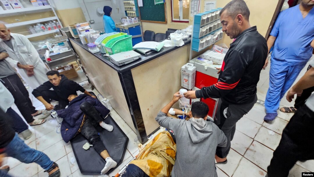 Sejumlah warga Palestina yang terluka akibat serangan Israel tampak berada di lantai Rumah Sakit Indonesia di Gaza, pada 16 November 2023. (Foto: Reuters/Anas Al-Shareef)
