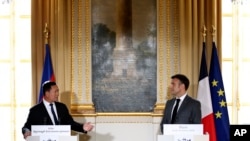 (ซ้ายไปขวา) ฮุน มาเนต แห่งกัมพูชา และเอ็มมานูเอล มาคร็อง แห่งฝรั่งเศส ขณะแถลงร่วมกันที่พระราชวังเอลิเซ ในวันที่ 18 มกราคม 2024