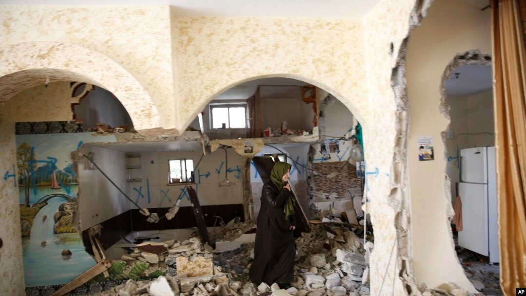 Seorang perempuan Palestina memeriksa rumah Ehab Maswada yang dihancurkan oleh tentara Israel di kota Hebron, Tepi Barat tahun lalu (foto: dok).