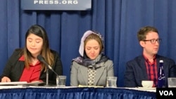 11月26日，在美国国家记者俱乐部一场关注新疆人权状况的新闻发布会上，29岁的维吾尔族女子米娜（中）回忆起自己在“教育转化”营中的经历，几度难掩悲伤情绪（美国之音萧雨拍摄） 