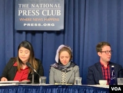 2018年11月26日，在美国国家记者俱乐部一场关注新疆人权状况的新闻发布会上，29岁的维吾尔族女子米娜（中）回忆起自己在“教育转化”营中的经历，几度难掩悲伤情绪（美国之音萧雨拍摄）