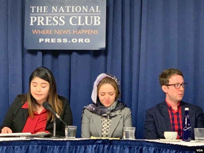 2018年11月26日，在美國國家記者俱樂部一場關注新疆人權狀況的新聞發布會上，29歲的維吾爾族女子米娜（中）回憶起自己在“教育轉化”營中的經歷，幾度難掩悲傷情緒（美國之音蕭雨拍攝）