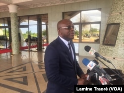 Le porte-parole du gouvernement Remis Dandjinou à Ouagadougou, au Burkina Faso, le 14 septembre 2018. (VOA/Lamine Traoré)