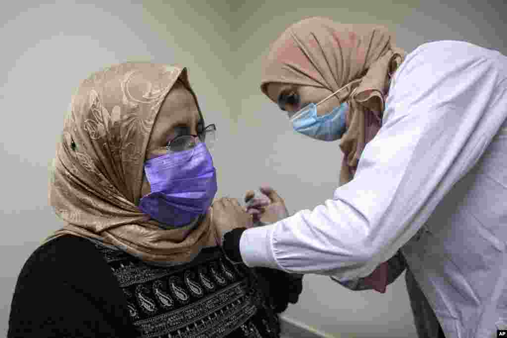 گروهی از شهروندان عرب اسرائیل در شهر بئرشبع در جنوب این کشور، واکسن کرونای ساخت شرکت آمریکایی فایزر را دریافت کردند. 
