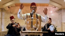Ahmed Khayata menyanyikan Qoudud di sebuah hotel di Aleppo, Suriah, 8 Februari 2018. 
