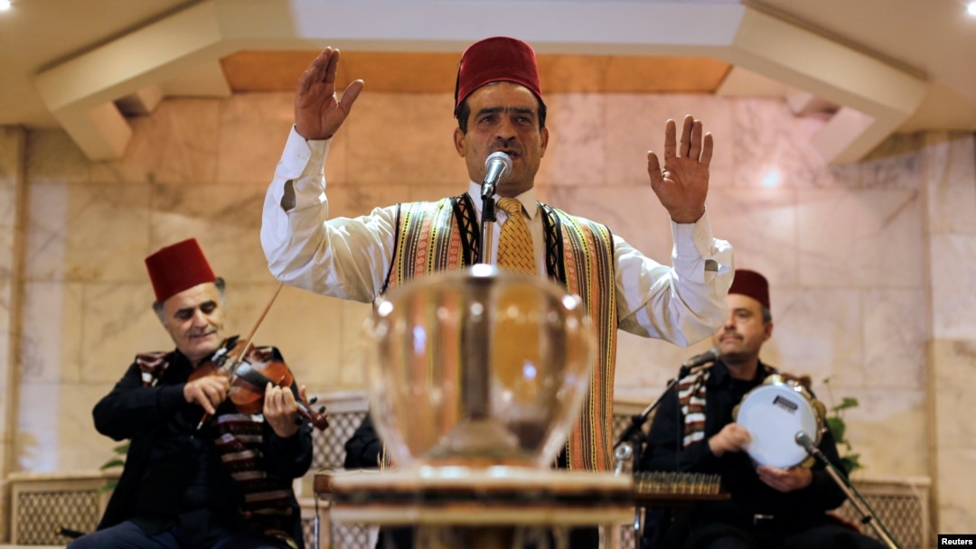 Ahmed Khayata menyanyikan Qoudud di sebuah hotel di Aleppo, Suriah, 8 Februari 2018. 