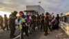 Migrantes que bloquean la carretera en la frontera entre Chile y Perú son dispersados por la policía chilena cerca de Arica, Chile, el martes 2 de mayo de 2023. 