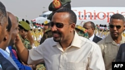 PM Ethiopia Abiy Ahmed (tengah) di Bandara Internasional Khartoum, 7 Juni 2019. 