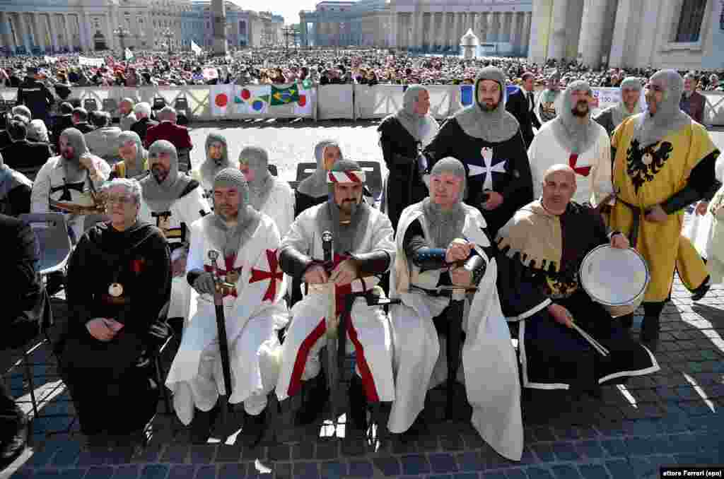 Para peziarah Italia menghadiri audiensi umum mingguan di Lapangan Saint Peter, Kota Vatikan.