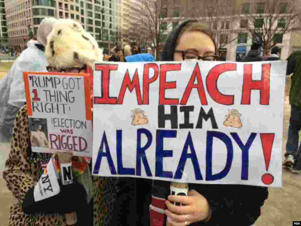 Anti-Trump protesters gather at McPherson Square near the White House in Washington, Jan. 20, 2017. (Photo: G. Flakus / VOA)