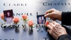 911恐怖袭击中的遇难者 Kyung Hee (Casey) Cho 在纪念碑上的名字旁插有照片和鲜花。（2020年9月11日）