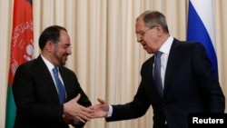 Menlu Rusia Sergei Lavrov dan Menlu Afghanistan Salahuddin Rabbani usai pembicaraan di Moskow (7/2). 
