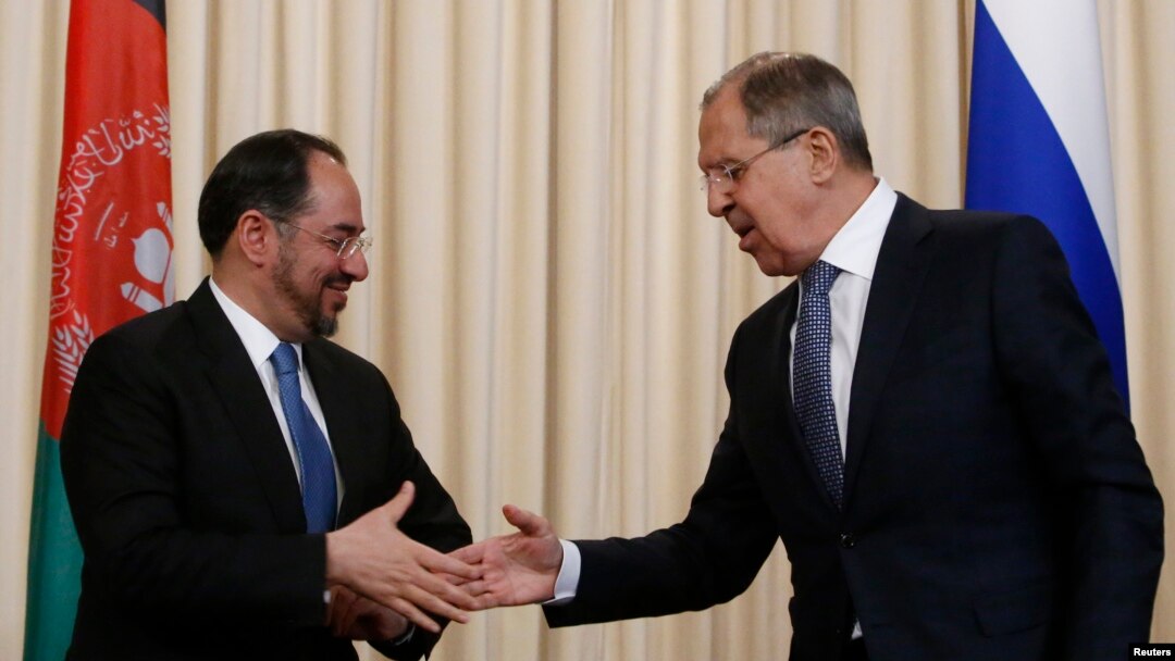 Menlu Rusia Sergei Lavrov dan Menlu Afghanistan Salahuddin Rabbani usai pembicaraan di Moskow (7/2). 