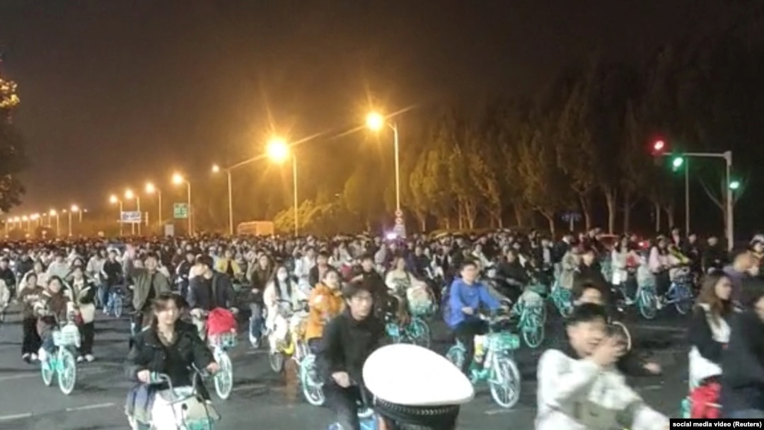 中國數千名學生騎自行車前往河南開封尋找湯包，導致鄭州的一條高速公路被堵塞。 (截圖來自2024年11月9日發布的社群媒體影片）