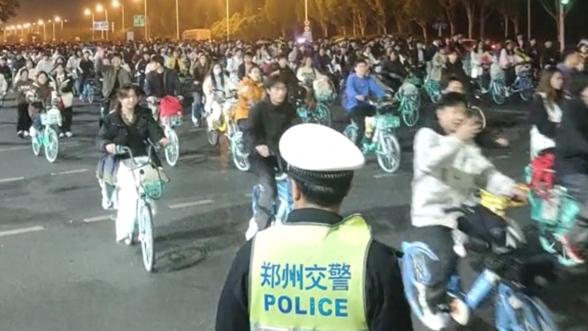 数万大学生“夜骑开封”触动当局敏感神经，警方封路学校闭门不让学生外出