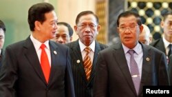 Vietnam's Prime Minister Nguyen Tan Dung (L) and his Cambodian couunterpart Hun Sen (R) talk as they walk to their lunch during the ASEAN Summit at the Prime Minister's Office in Bandar Seri Begawan, April 25, 2013.