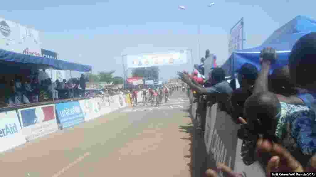 L'arrivée de la 5e étape du Tour du Faso, Boromo, 3 nov. 2015. Photo Salif Kaboré VOA