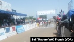 L'arrivée de la 5e étape du Tour du Faso, Boromo, 3 nov. 2015. Photo Salif Kaboré VOA