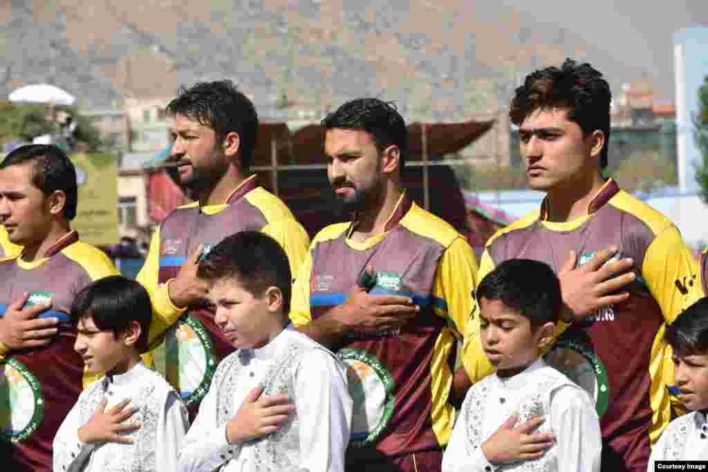 اعضای تیم بند امیر شاماران، قبل از مراسم آغاز یک بازی در رقابت های شش دوش کابل.