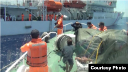 台湾海巡署2016年6月4日扣押涉嫌越境捕鱼的越南渔民 (台湾海巡署提供）