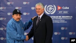 ARCHIVO - El presidente cubano, Miguel Díaz-Canel, a la derecha, le da la mano al presidente de Nicaragua, Daniel Ortega, durante una oportunidad para tomar fotografías en la cumbre del G77+China en La Habana, Cuba, el 15 de septiembre de 2023. (Foto AP/Ramon Espinosa)