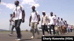 D'anciens ex-combattants du M23 à leur retour d'Ouganda à l'aéroport de Goma, Nord-Kivu, le 26 février 2019. (VOA/Charly Kasereka)