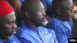 L’ancien footballeur George Oppong Weah, candidat à la présidentielle, entouré de ses partisans lors d’un meeting, Libera, 26 avril 2016.