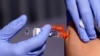 ARCHIVO - Un paciente recibe la vacuna contra la gripe el 28 de octubre de 2022, en Lynwood, California.