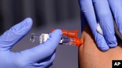 ARCHIVO - Un paciente recibe la vacuna contra la gripe el 28 de octubre de 2022, en Lynwood, California.
