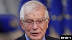 El alto representante de la UE, Josep Borrell, habla con los medios de comunicación cuando llega a una cumbre de líderes europeos en Bruselas, el 21 de octubre de 2021.