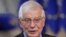 El alto representante de la UE, Josep Borrell, habla con los medios de comunicación cuando llega a una cumbre de líderes europeos en Bruselas, el 21 de octubre de 2021.