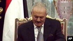 အာဏာလွဲှပေးဖို့ သဘောတူလက်မှတ်ထိုးပေးနေတဲ့ ယီမင်သမ္မတ ဆာလေး(နိုဝင်ဘာလ ၂၃ ရက်၊ ၂၀၁၁)