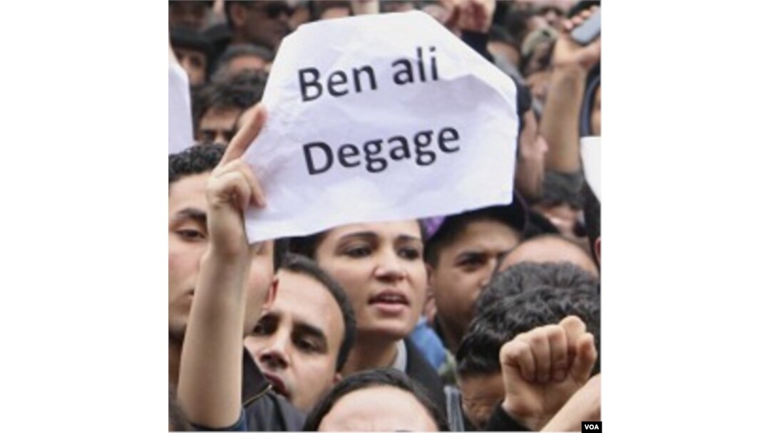 Para demonstran di Tunis menuntut Presiden Ben Ali untuk mundur dari jabatannya.