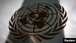 Ảnh tư liệu - Hình ảnh Tòa nhà trụ sở chính của Liên Hiệp Quốc được chụp qua một cửa sổ với logo Liên Hiệp Quốc ở phía trước.
