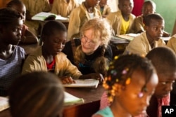 UNICEF Goodwill Ambassador Mia Farrow meets with children in a third grade class at the Dixinn Centre 2 primary school in Conakry, Guinea, 6 May 2010