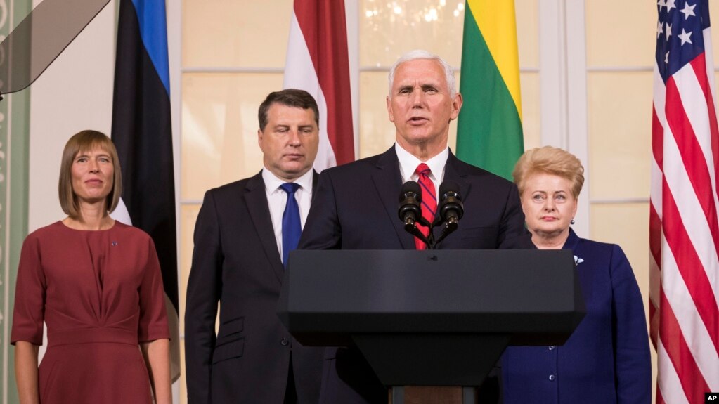 Phó Tổng thống Hoa Kỳ Mike Pence phát biểu tại một cuộc họp báo ở Tallinn, Estonia, ngày 31/7/2017.