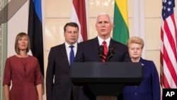 Wapres AS Mike Pence, didampingi para pemimpin Baltik, dari kiri Presiden Estonia Kersti Kaljulaid, Presiden Latvia Raimonds Vejonis, dan Presiden Lithuania Dalia Grybauskaite berbicara dalam konferensi pers di Istana Kadriorg di Tallinn, Estonia 31 Juli 2017 (foto: AP Photo/Mindaugas Kulbis) 