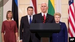 El vicepresidente de EE.UU., Mike Pence (segundo desde la derecha) acompañado por los líderes de los estados bálticos, desde la izquierda, presidenta de Estonia, Kersti Kaljulaid, presidente de Letonia, Raimonds Vejonis y la presidenta de Lituania Dalia Grybauskaite, habla durante una conferencia de prensa en Tallín, Estonia, el lunes, 31 de julio de 2017.
