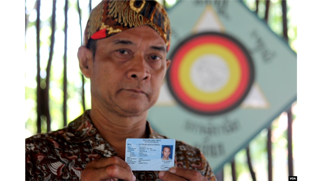 Suliyanto, warga Surabaya penganut Penghayat Kepercayaan menunjukkan KTP yang kolom agamanya dikosongi (Foto VOA/Petrus Riski).