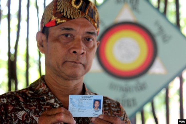 Suliyanto, warga Surabaya penganut Penghayat Kepercayaan menunjukkan KTP yang kolom agamanya dikosongi (Foto VOA/Petrus Riski).