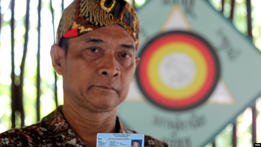 Suliyanto, warga Surabaya penganut Penghayat Kepercayaan menunjukkan KTP yang kolom agamanya dikosongi (Foto VOA/Petrus Riski).